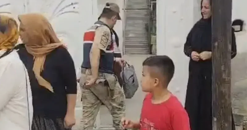 Ev sahibini bıçaklayıp sandalyeye bağladılar, gasbettikleri altınlarla kaçtılar