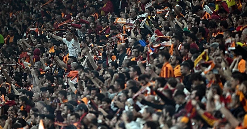 Galatasaray ın iki yıldızı taraftarın gazabından kurtulamadı