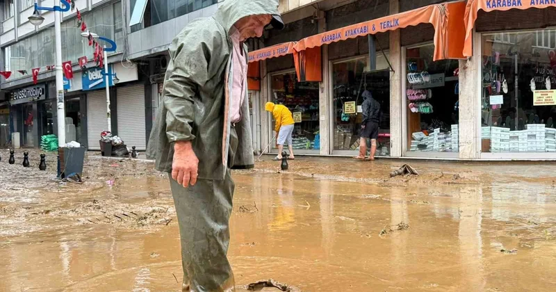 İyidere ve Pazar da sel sonrası mesai: Su çekildi, hasar ortaya çıktı