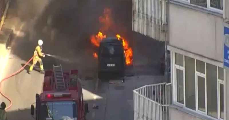 Mecidiyeköy’de hafif ticari araç alev alev yandı