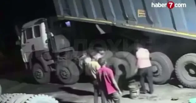Hindistan da kamyon lastiğine yanlış müdahale ölüm getirdi!