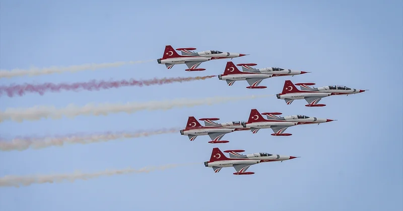 Eskişehir Sivrihisar da hava gösterisinde Vecihi Hürkuş un torunu replika uçakla uçtu