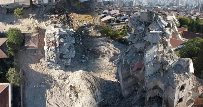 Yıkımı yapılan 6 katlı bina kendiliğinden çöktü: 2 kişinin yaralandığı olayda cadde trafiğe kapatıldı
