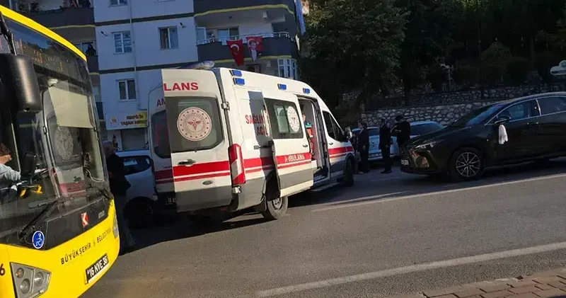 Sürücüsünün kalp krizi geçirdiği servis minibüsü, otomobille çarpıştı