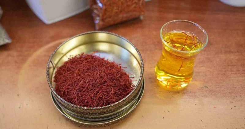 Aktardan safran uyarısı: Gerçeği koyu kırmızıdır, suya sarı renk bırakır