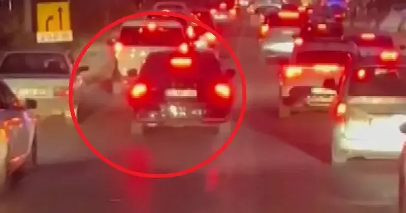 Otomobilin, ihbara giden itfaiye aracının önünde ilerlediği anlar kamerada