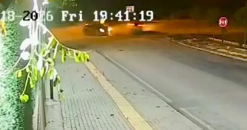 Osmaniye de 2 otomobilin çarpışması kamerada; 3 yaralı