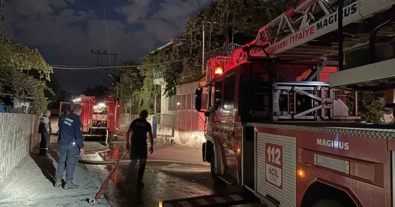 Mangaldan çıkan yangın evin çatısını küle çevirdi
