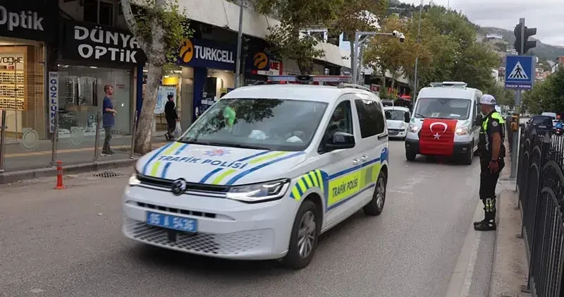 Şehit polisin cenazesini meslektaşları selam vererek uğurladı