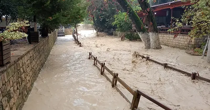 Hatay da şiddetli sağanak nedeniyle dereler taştı