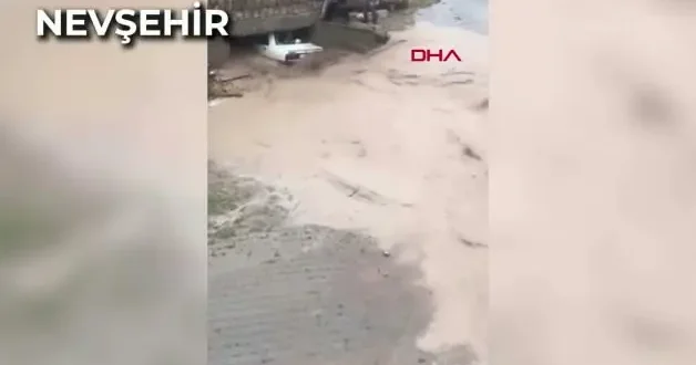 Sağanak yağışlar 4 ilimizde hayatı felç etti: Yollar göle döndü, araçlar sürüklendi