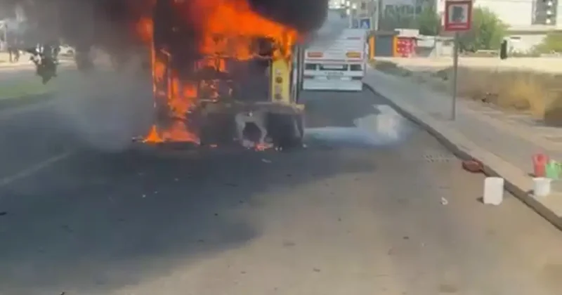 Diyarbakır da korku dolu anlar: Belediye otobüsü seyir halindeyken yandı