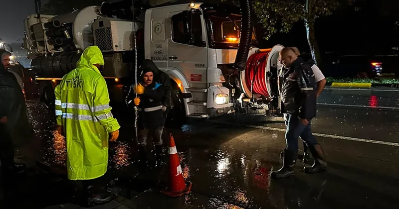 Trabzon da sağanak etkili oldu! Belediyenin 533 personeli ve 376 aracı sahada