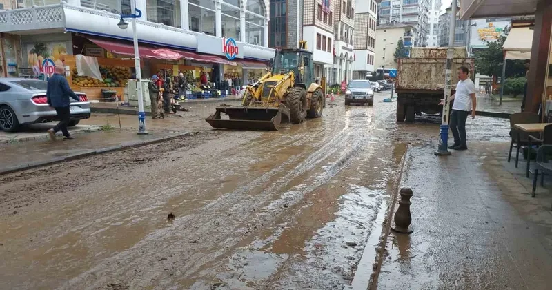Rize’nin Pazar ilçesinde sel suları çekildi, iş yerlerinde temizlik çalışmaları sürüyor