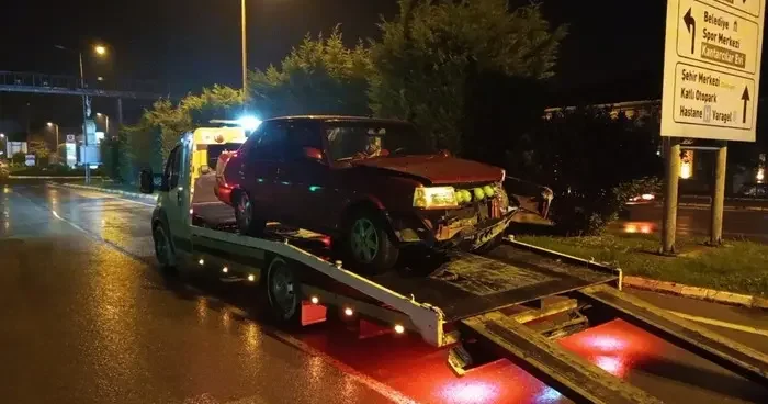 Otomobil, köprünün korkuluklarına çarptı
