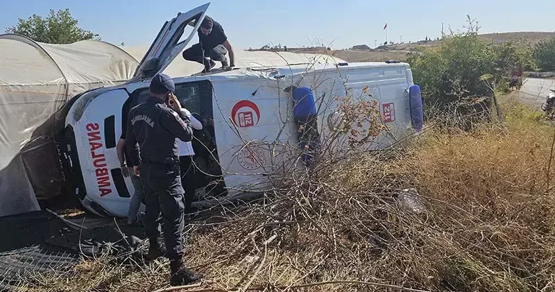 Ambulansla otomobil çarpıştı: 3 ü sağlık görevlisi, 8 yaralı
