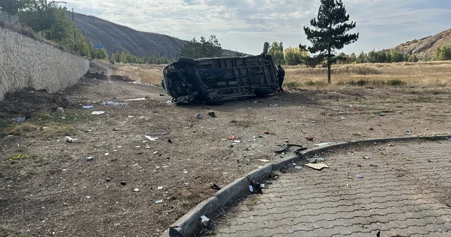 Minibüs, istinat duvarından düştü: 4 yaralı Sivas Haberleri