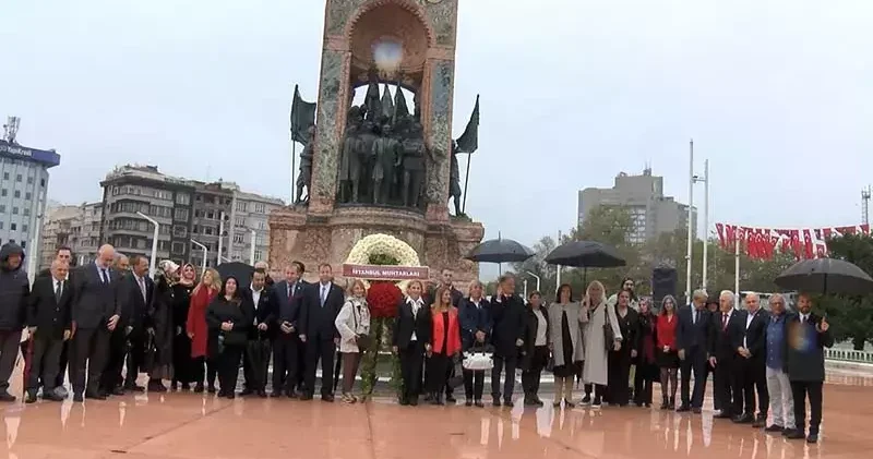 Muhtarlar Günü nde Taksim Cumhuriyet Anıtı’na çelenk konuldu