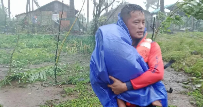 Filipinler in doğusunda tropik fırtına nedeniyle binlerce kişi tahliye edildi
