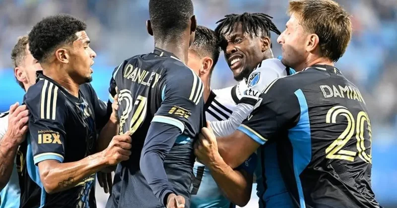 Olay adam Zaha yine yaptı yapacağını! Önce gol attı sonra kırmızı kart gördü
