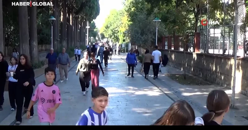 Aydın da tepki çeken manzara: Okul yemekhanesine alınmayan öğrenciler yemeklerini sokakta yiyor