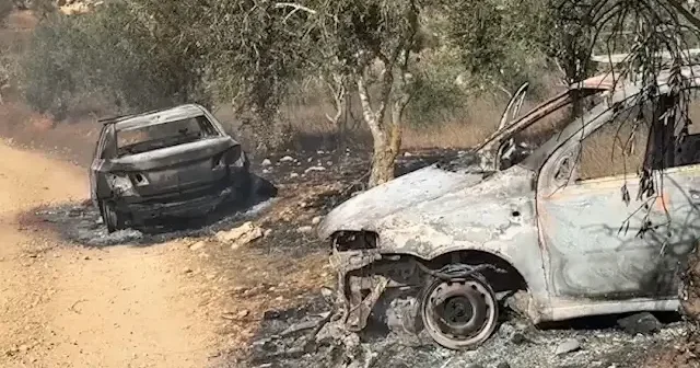 İşgalciler Batı Şeria da Filistinlilerin araçlarını ateşe verdi VİDEO İZLE