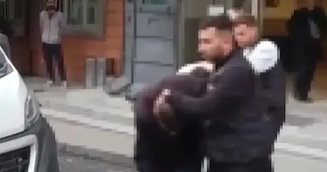 24 yıl hapis cezası olan firari sahte kimlikle yakalanınca polise saldırdı VİDEO İZLE