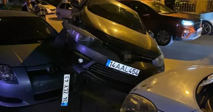Park halindeki 2 araca çarpıp asılı kaldı: Sürücü olay yerinden kaçtı