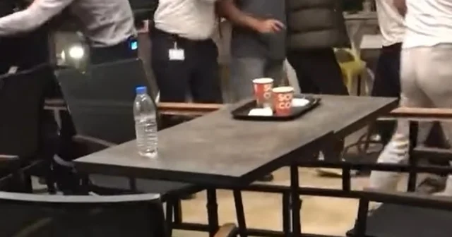 Adana da bir AVM de iki grup arasındaki kavga kamerada Adana Haberleri