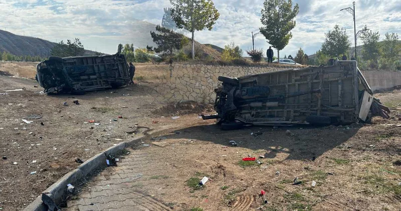 Sivas’ta feci kaza! Önce aydınlatma direğine sonra ağaca çarptı: 3 metre aşağı yuvarlandı
