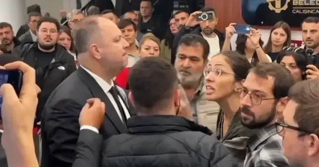 CHP’liler kongrede gazeteciyi örseleyince gerginlik çıktı VİDEO İZLE