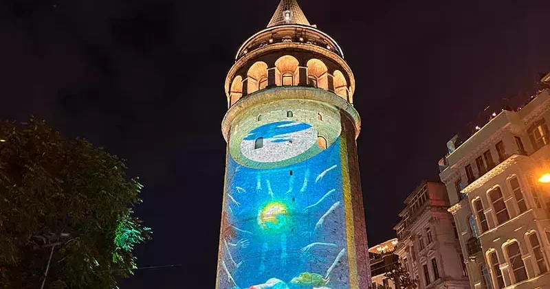 Galata Kulesi, Sıfır Atık Forumu kapsamında çevre temalı görsellerle aydınlatıldı