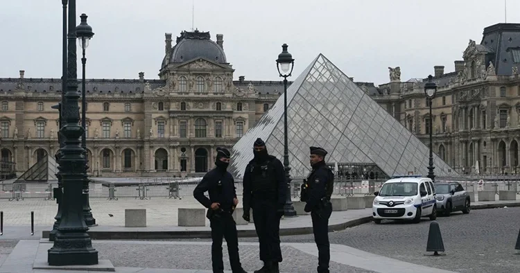 Ünlü Louvre müzesi gündüz gözüne soyuldu! Napolyon un mücevherlerini 7 dakikada çaldılar