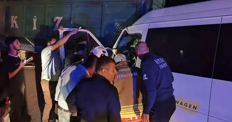 Hatay da işçileri taşıyan servis minibüsü traktörün römorkuna çarptı: 14 Yaralı
