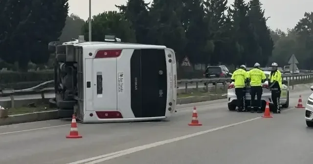 İzmir’de havalimanı personel servisi devrildi: Yaralılar var Gündem Haberleri