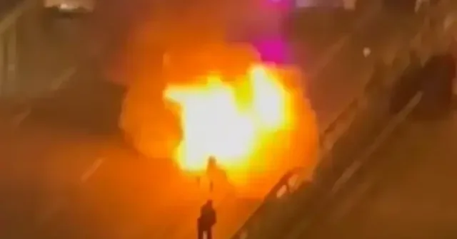 Pendik’te seyir halindeki otomobil yandı VİDEO İZLE