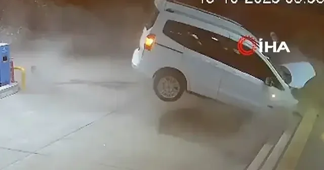 Mardin de hafif ticari araç petrol ofisine daldı VİDEO İZLE