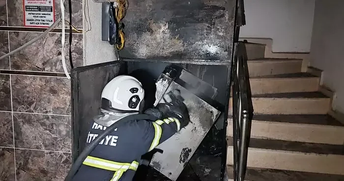 Hatay da elektrik panosu yangınında 2 kişi dumandan etkilendi