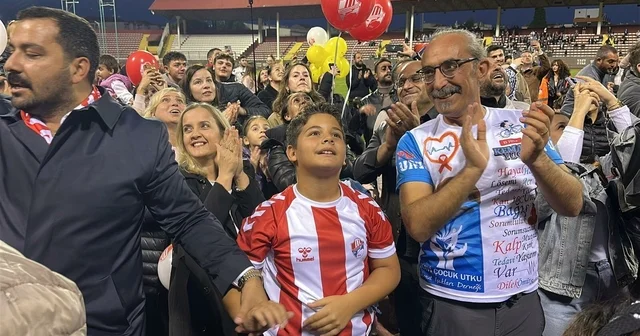 Çanakkale de kanseri yenen Gencay için yüzlerce balon gökyüzüne bırakıldı Çanakkale Haberleri