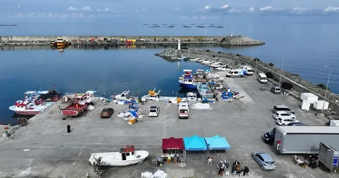Trabzon da denizde kaybolduğu iddia edilen balıkçıyı arama çalışmaları devam ediyor