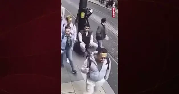 Tramvay yoluna çıkan çocuğu son anda kurtardı, ardından tepki gösterdi