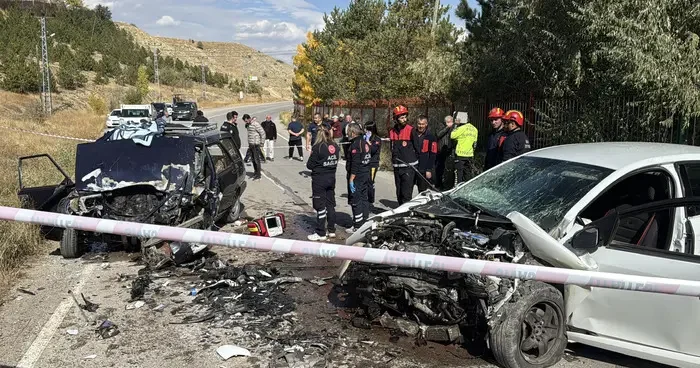 Sivas ta iki otomobilin çarpıştığı feci kaza! Sürücülerden biri hayatını kaybetti, diğeri ağır yaralandı