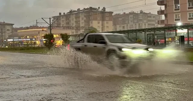 Samsun da sağanak yağış etkili oldu VİDEO İZLE