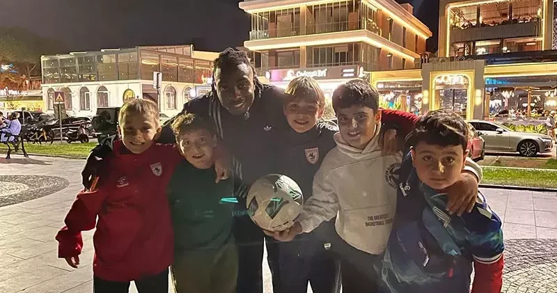 Samsunsporlu Makoumbou, çocuklarla kaldırımda futbol oynadı