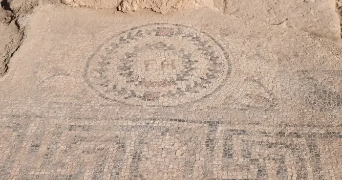Urfa Kalesi nde 5. yüzyıla ait yazıtlı mozaik gün yüzüne çıkarıldı