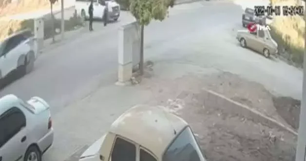 Okul servisinden inen öğrenci kaza kurbanı oldu