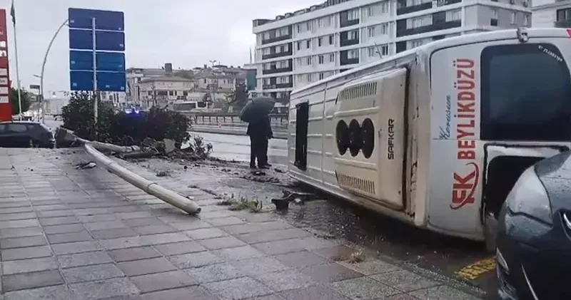 Büyükçekmece de aydınlatma direğine çarpan minibüs devrildi: 2 yaralı