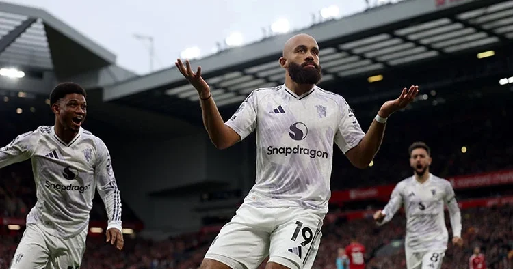Manchester United, Liverpool u evinde yıktı: Tarihe geçen zafer!