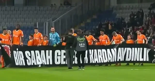 Başakşehir Galatatasaray maçı öncesi stadyumda Teymullah sahne aldı: Bir sabah gelecek kardan aydınlık VİDEO İZLE