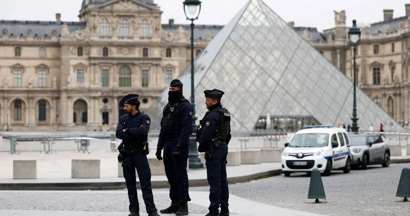 Maskeli soyguncular güpegündüz Louvre Müzesi ni soydu: 9 mücevher çalındı